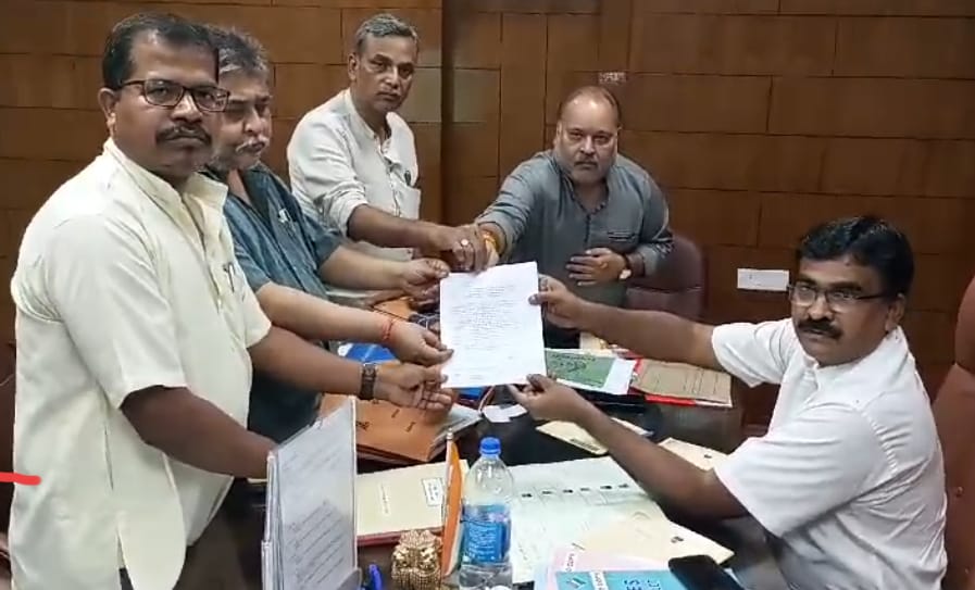 निशिकांत दुबे द्वारा मंत्री को ईडी का समन,फर्जी सूचना पर इंडिया गठबंधन के प्रतिनिधियों ने झारखंड निर्वाचन पदाधिकारी को सौंपा ज्ञापन