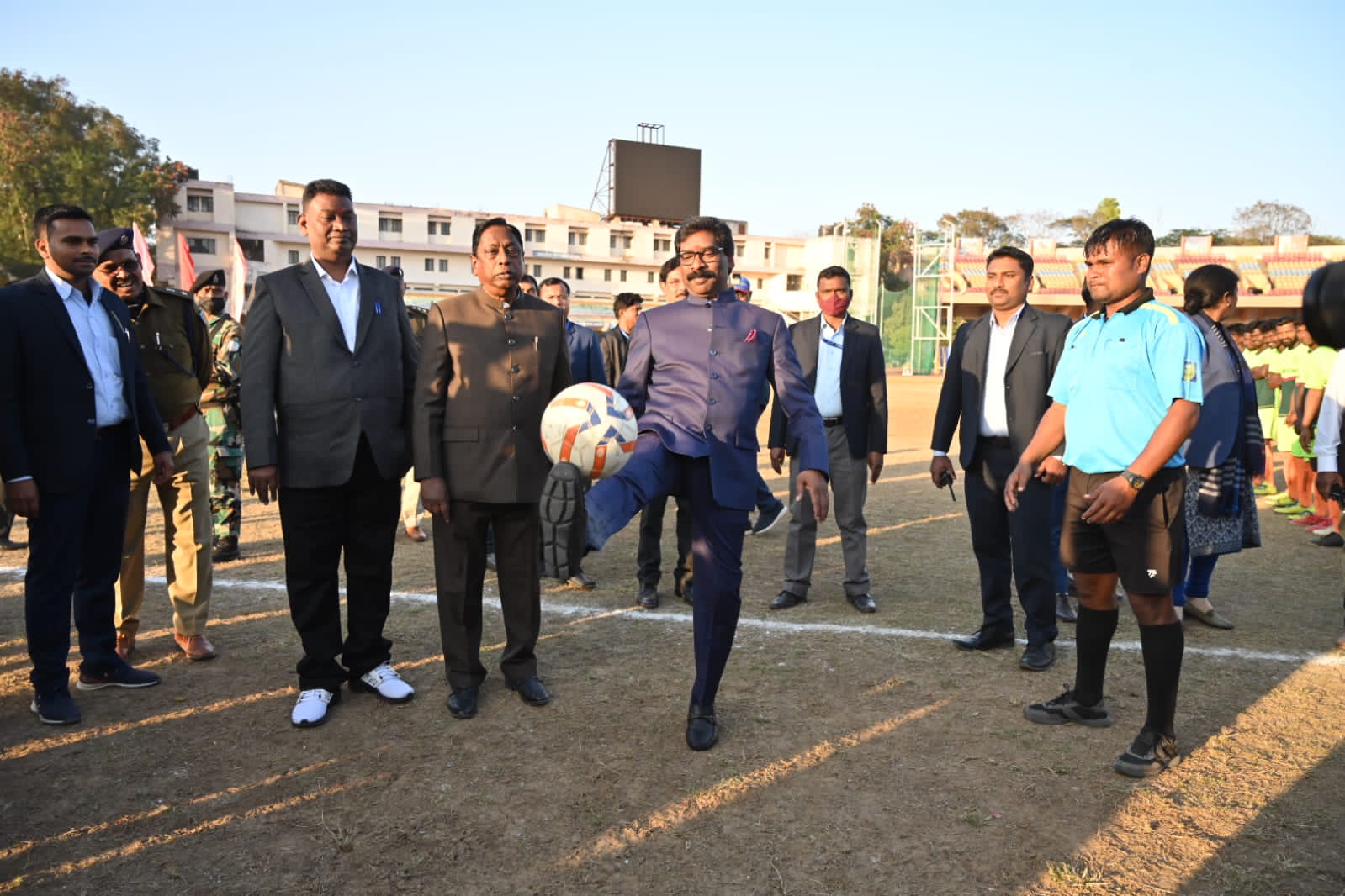 मुख्यमंत्री आमंत्रण फुटबॉल टूर्नामेंट के समापन समारोह में शामिल हुए मुख्यमंत्री हेमंत सोरेन, कहा सीमित संसाधनों के बीच हमारे खिलाड़ियों ने बिखेरी चमक