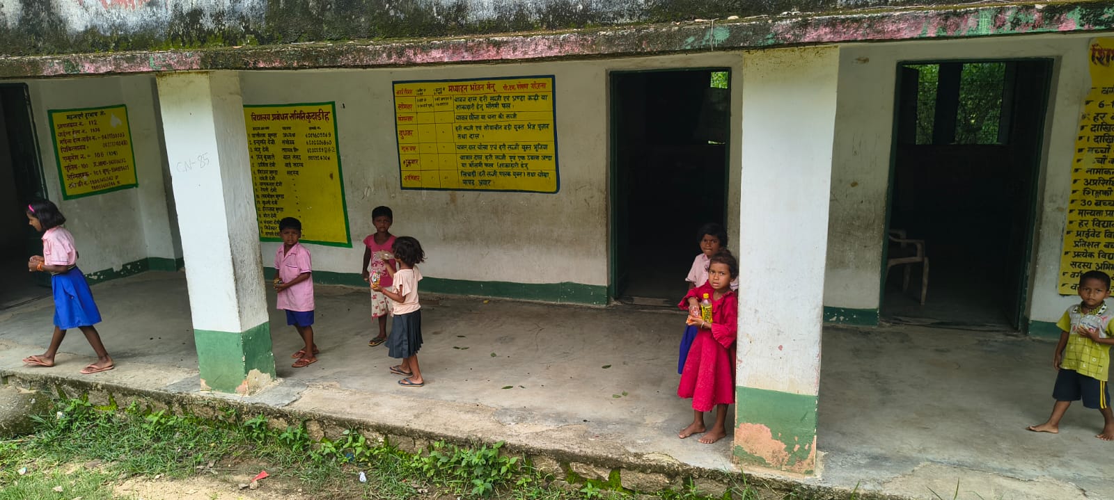 सोनाहातू में बच्चों के निवाले पर डाका! मध्याह्न भोजन की जगह थमाया जा रहा 5 रुपये का मिक्चर पैकेट