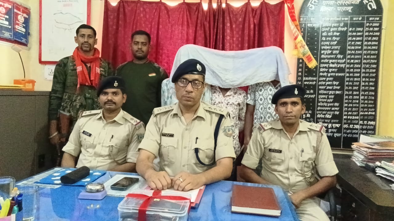देसी कट्टा एवं एक गोली के साथ तीन युवक गिरफ्तार