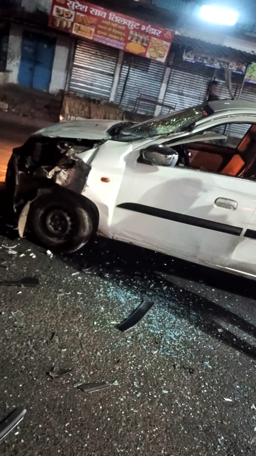 पिठौरिया चौक पर भीषण सड़क हादसा, तेज रफ्तार टर्बो ने कार को मारी जोरदार टक्कर, चालक फरार