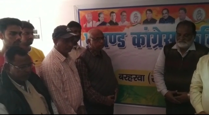 कांग्रेसी कार्यकर्ताओं ने मनाया महात्मा गांधी की पुण्यतिथि, तस्वीर पर किया पुष्प अर्पित 