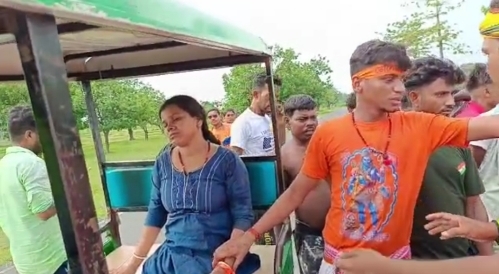 मोतीझरना धाम आ रहे कांवरियों से भरी मैजिक पलटी, कई श्रद्धालु घायल