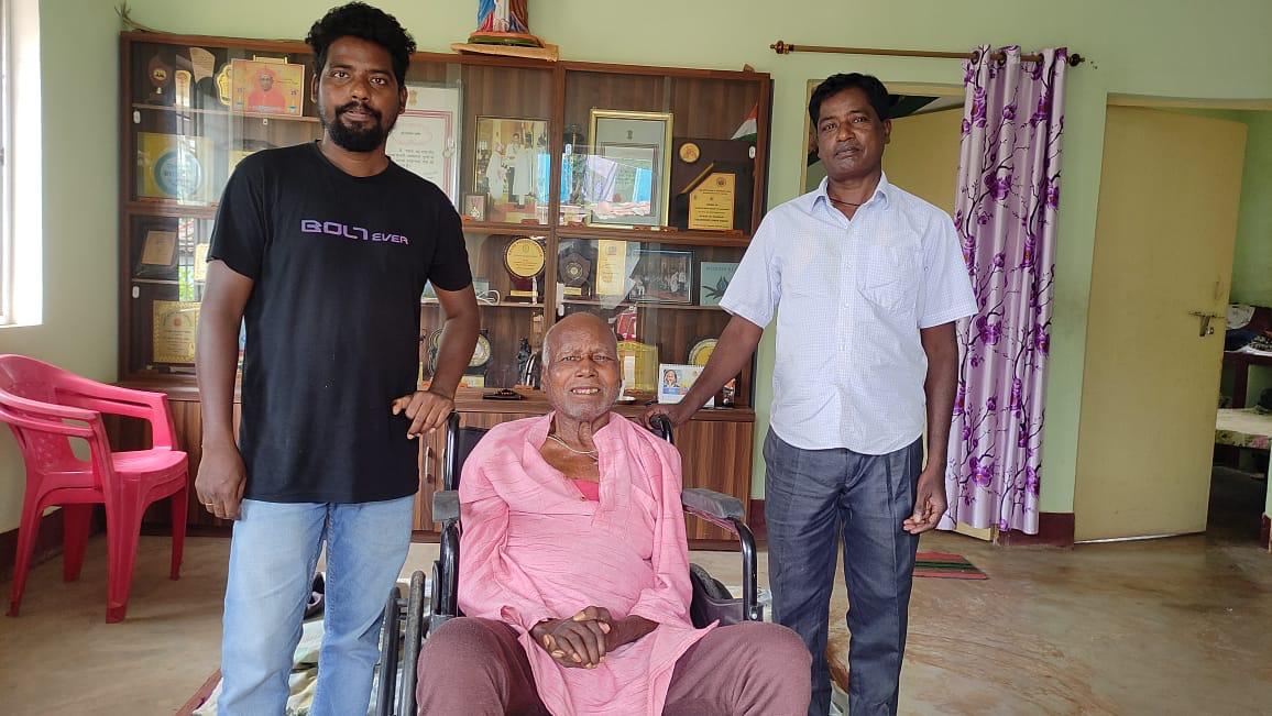 जिला प्रशासन राँची की पहल: पद्मश्री सिमोन उरांव को मिला ट्राइसाईकिल
