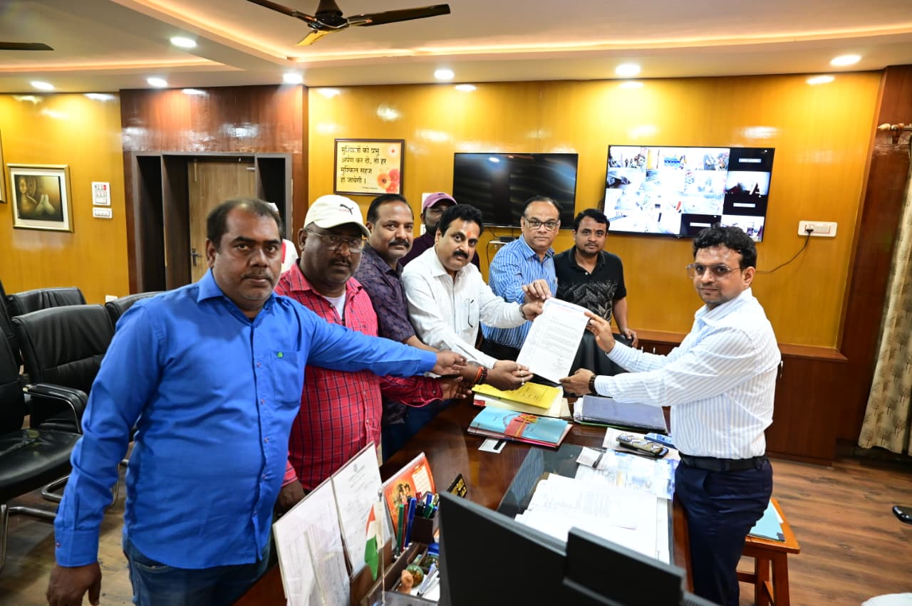  एलपीजी गैस की किल्लत, चैंबर प्रतिनिधिमंडल ने की  उपायुक्त से मुलाकात, सौंपा ज्ञापन 