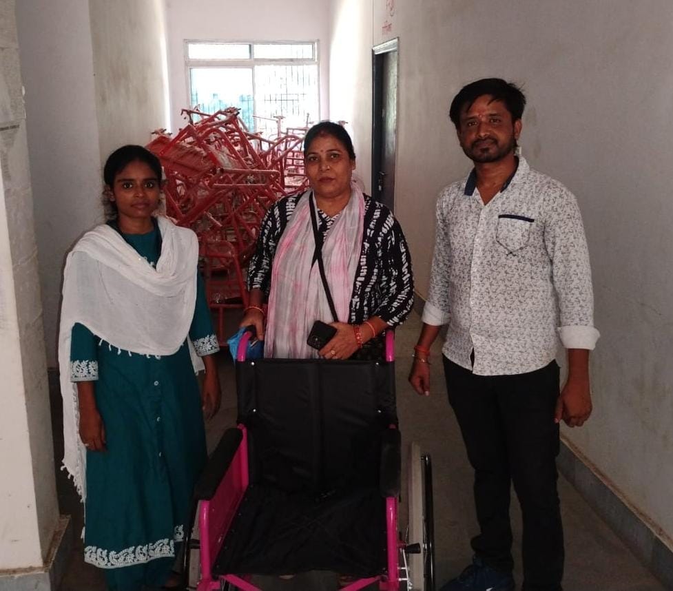 राजकुमार दयाल को बीजेपी नेता ने उपलब्ध कराया विलचेयर 
