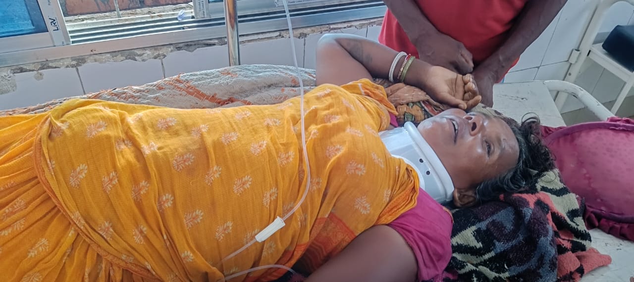 छत से गिरने से महिला घायल,अस्पताल में नही मिला बेड
