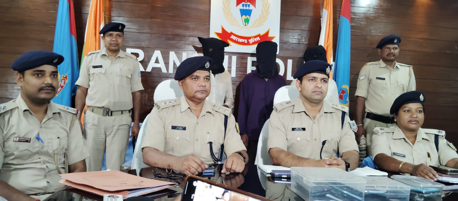 रामनवमी जुलूस की भीड़ में मोबाइल चोरी करने वाले तीन चोर की गिरफ्तार