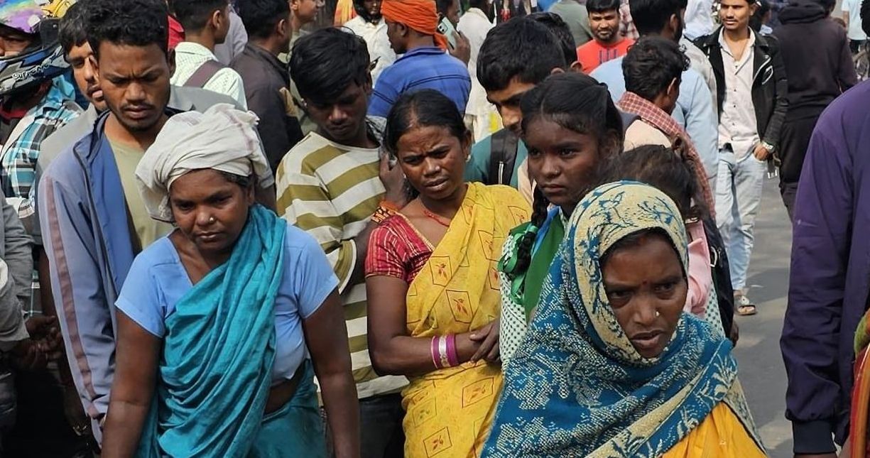 लातेहार में दर्दनाक सड़क हादसा: मूर्ति विसर्जन से लौट रहे युवक की मौत, हेलमेट न पहनने से गई जान; 3 की हालत गंभीर