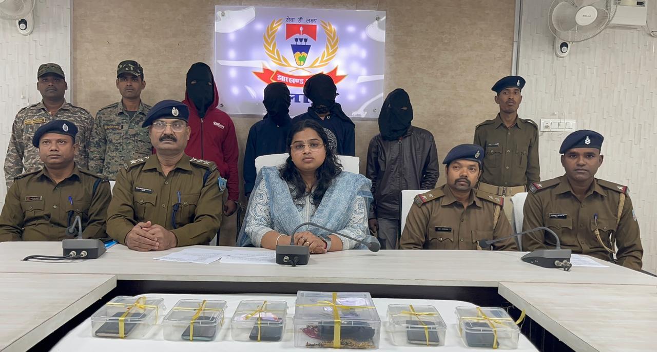 लूटकांड का सफल उद्भेदन — 04 अभियुक्त गिरफ्तार, 01 नाबालिग निरुद्ध, स्वर्णाभूषण व हथियार बरामद