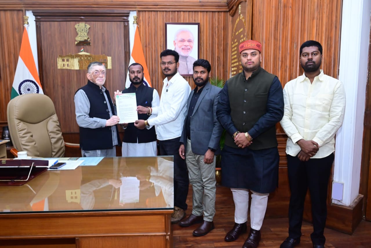 आजसू छात्र संघ ने राज्यपाल को ज्ञापन देकर छात्रवृति मामले हस्तक्षेप का किया आग्रह