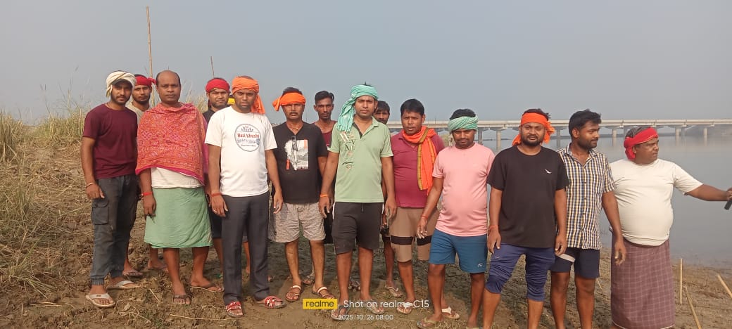 जनहित क्लब के सदस्यों ने की स्थानीय गंगा घाट की साफ सफाई 