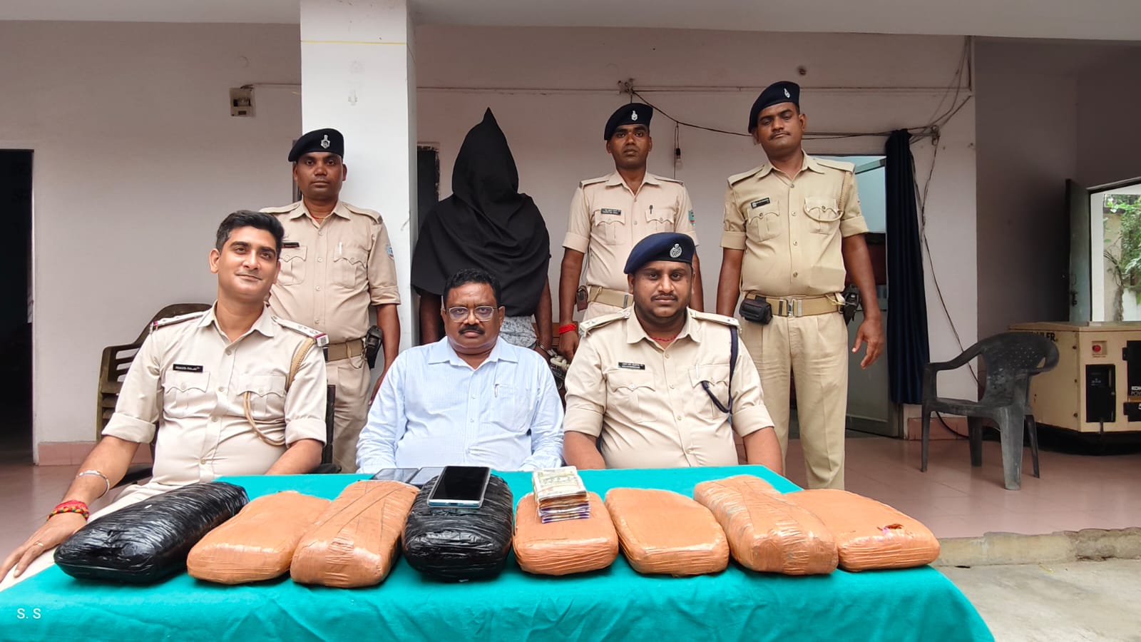 साहिबगंज में 8 किलो गांजा के साथ एक आरोपी गिरफ्तार, 45,600 रुपये नकद बरामद