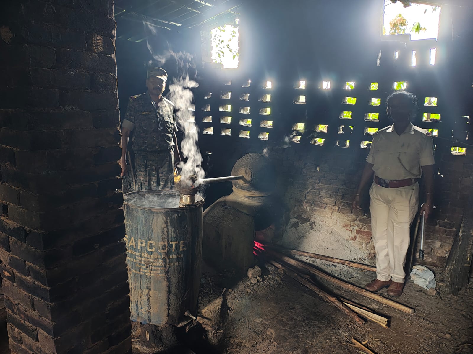 अवैध महुआ भट्ठियों पर उत्पाद विभाग की बड़ी कार्रवाई, 8000 किलोग्राम जावा महुआ और 220 लीटर शराब बरामद
