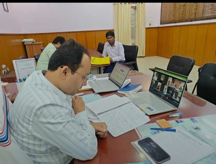 जिला निर्वाचन पदाधिकारी ने सहायक निर्वाचन पदाधिकारी के साथ की वीडियो कॉन्फ्रेंसिंग के माध्यम से बैठक
