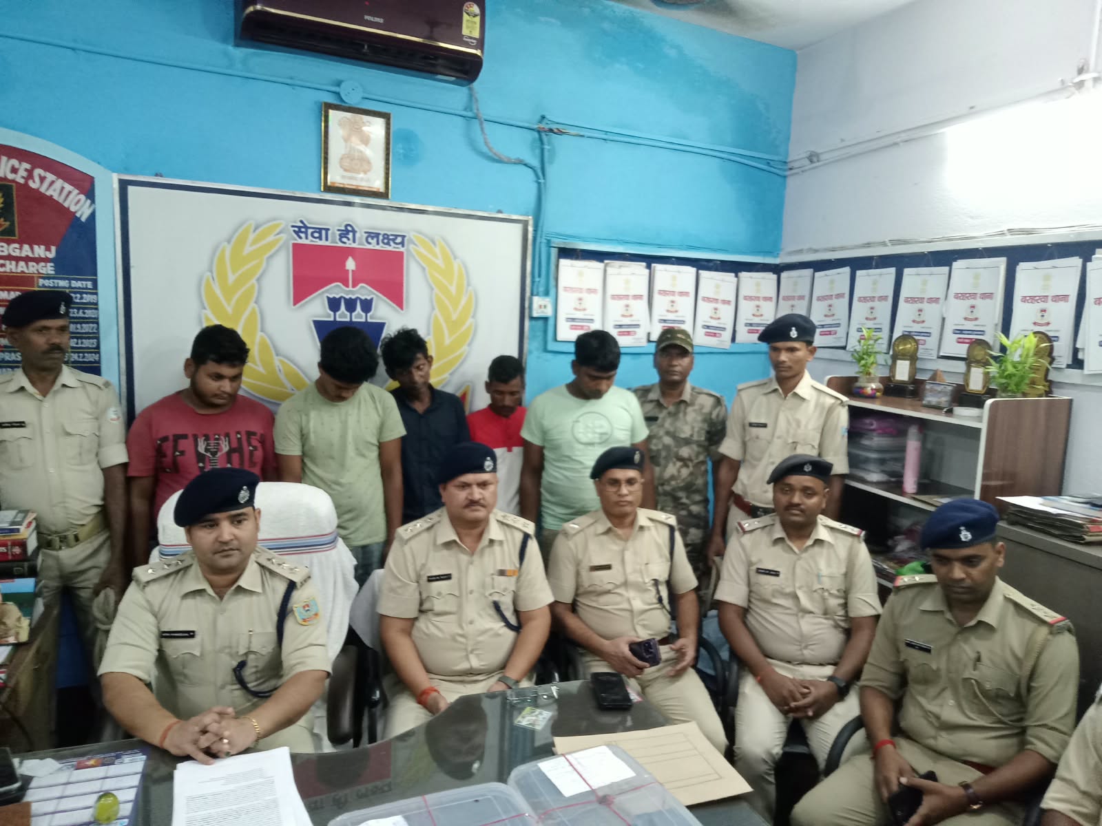 बरहरवा में ब्राउन शुगर बनाने के अवैध कारोबार का खुलासा, पांच आरोपी गिरफ्तार