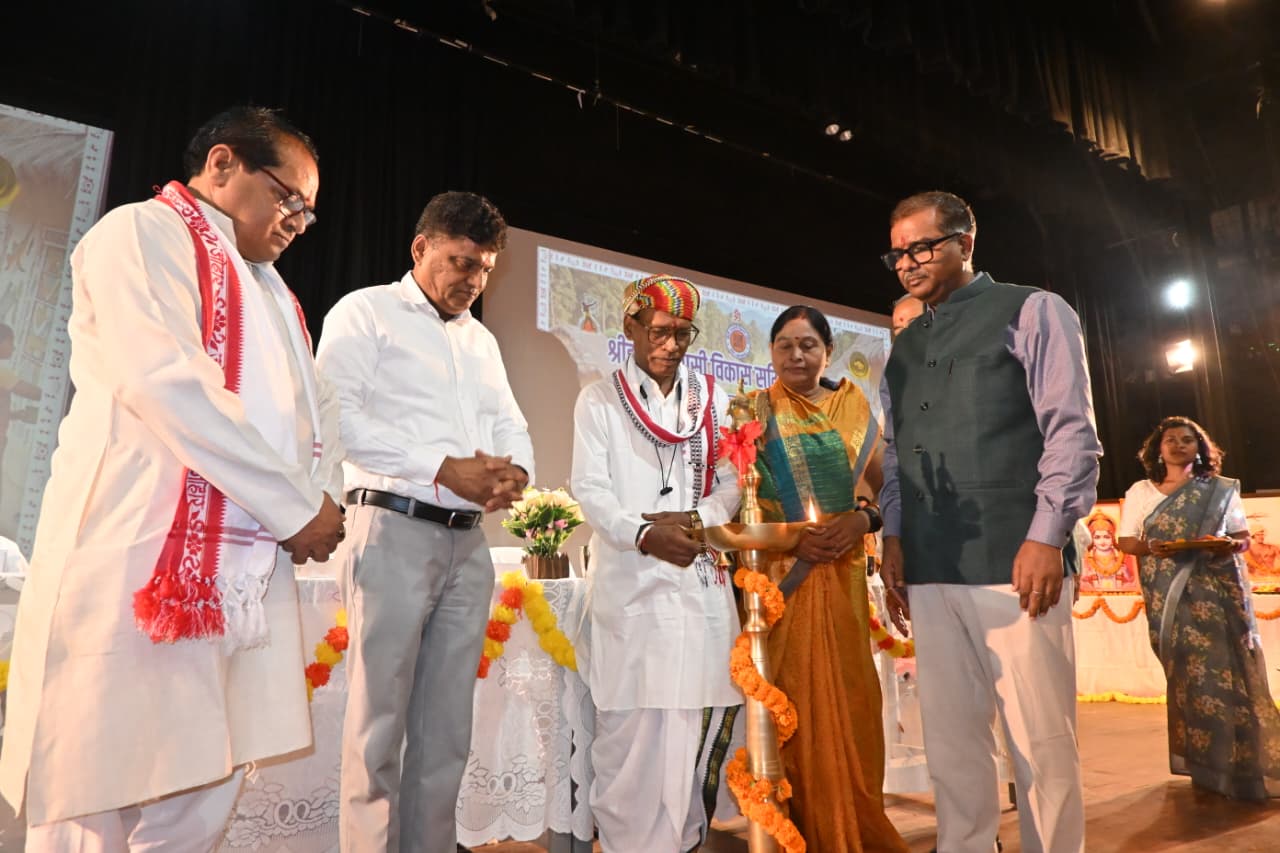 मेधावी छात्र अभिनंदन समारोह में प्रतिभाओं का हुआ सम्मान, शिक्षा से राष्ट्र निर्माण का दिया गया संदेश
