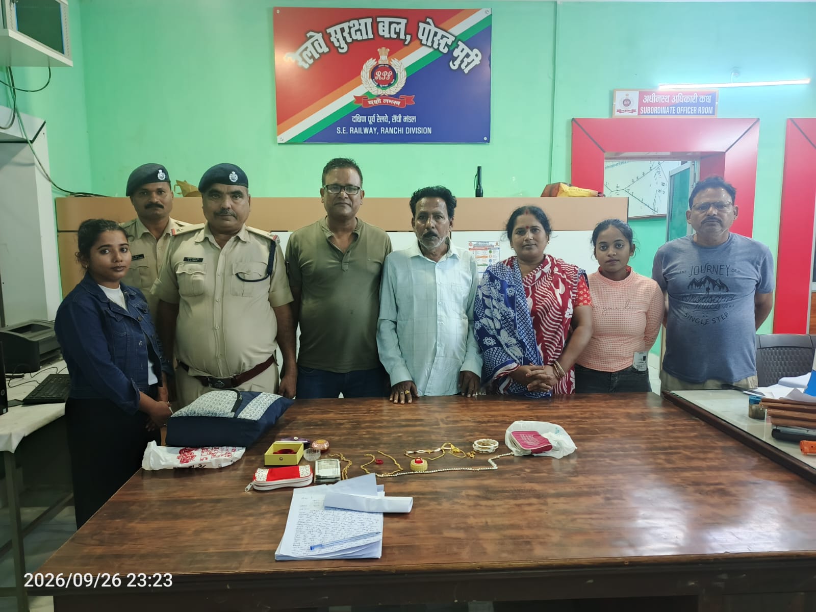 ट्रेन में छूटा लाखों का सामान, आरपीएफ ने सुरक्षित खोज निकाला 5.25 लाख रुपये के गहने, नकदी और अन्य सामान महिला यात्री को लौटाया