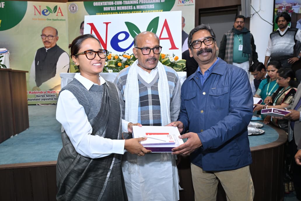 षष्ठ्म विधान सभा के पंचम (बजट) सत्र-2026 में राष्ट्रीय ई-विधान एप्लीकेशन (NeVA) परियोजना के तहत प्रशिक्षण एवं टैबलेट वितरण कार्यक्रम में सम्मिलित हुए माननीय मुख्यमंत्री हेमन्त सोरेन।