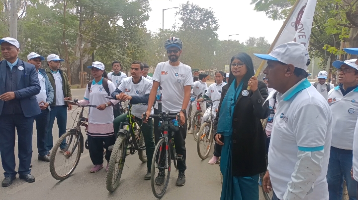 स्विच ऑन फाउंडेशन द्वारा फ्लैग मूव फॉर अर्थ कार्यक्रम के तहत निकली गई साइकिल रैली