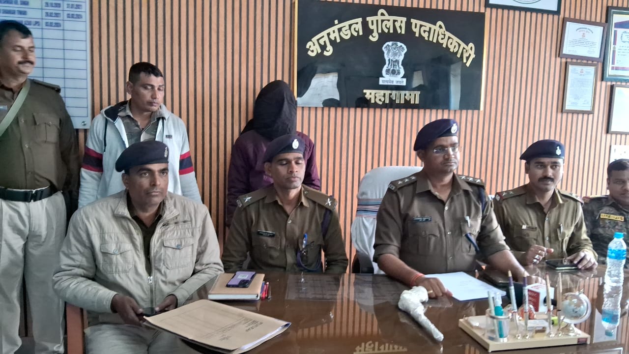 पुलिस ने जांच के दौरान एक युवक को देसी कट्टा के साथ किया गिरफ्तार