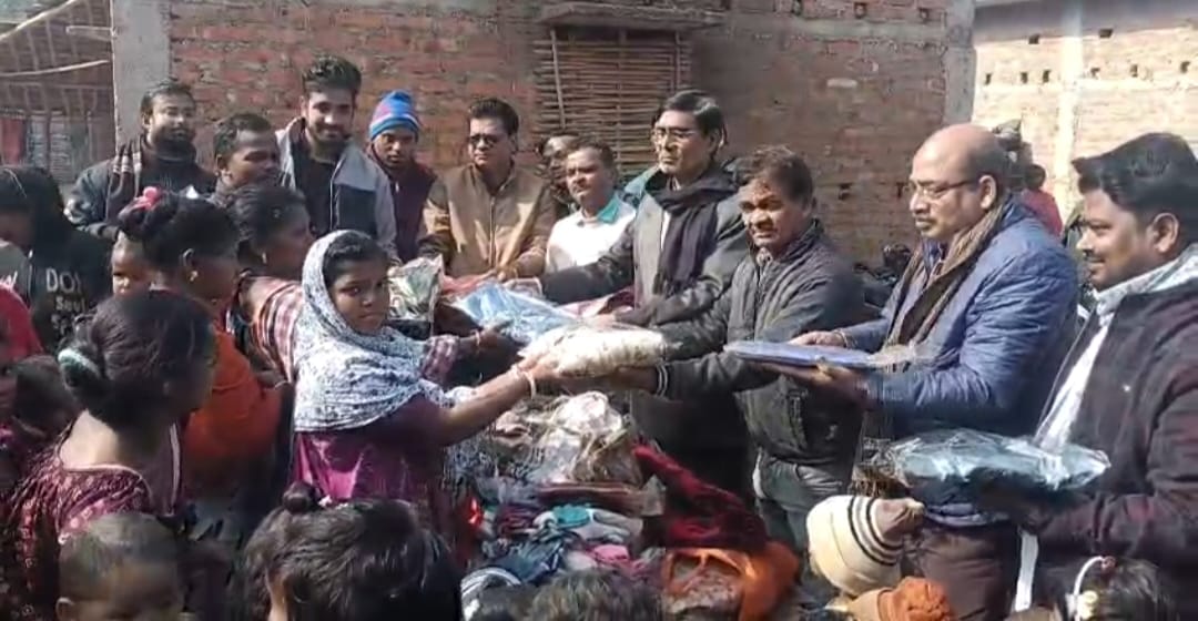 वैश्य मोर्चा की ओर से आदिम जन के बीच सामग्री वितरण