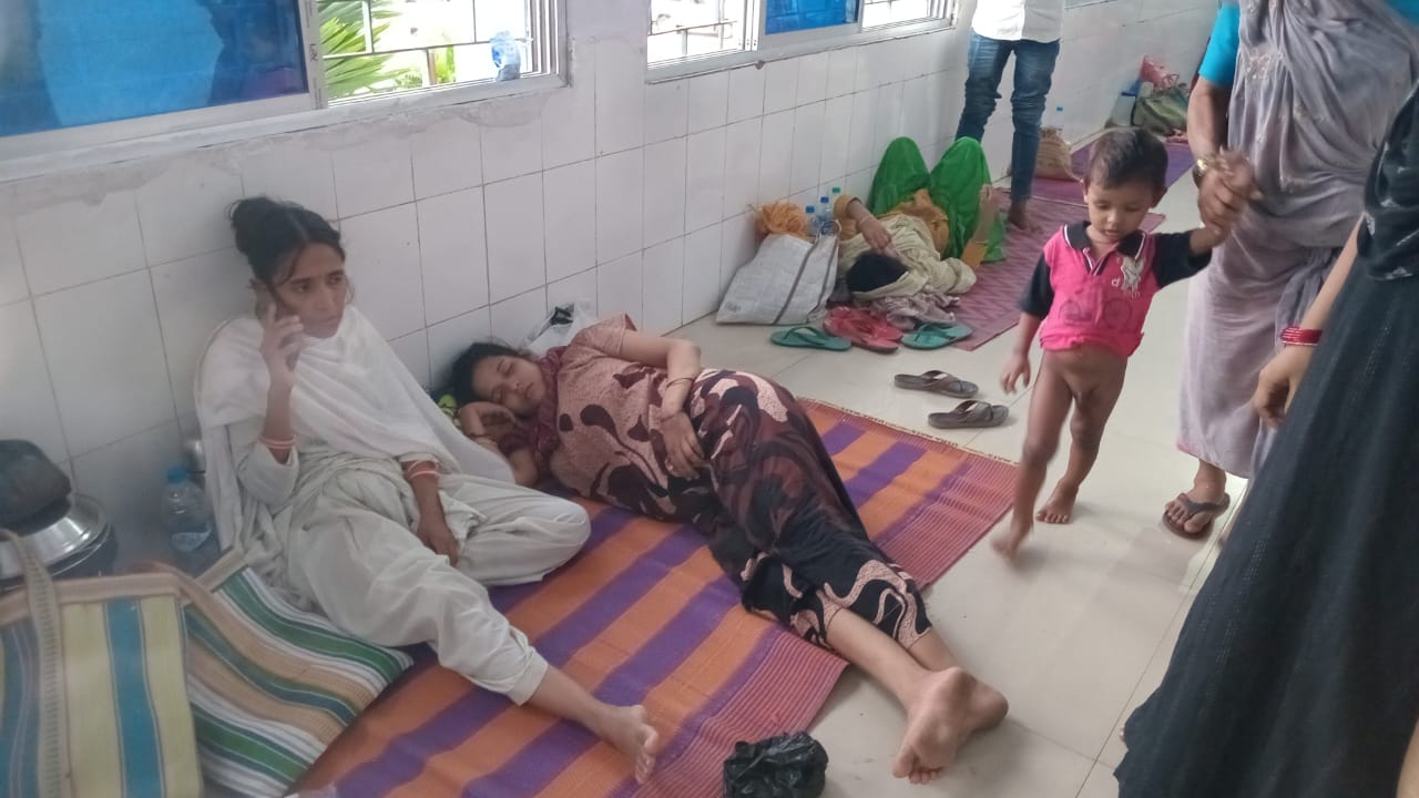 मरीजों को खल रही बेड की कमी,निजी चटाई का आसरा