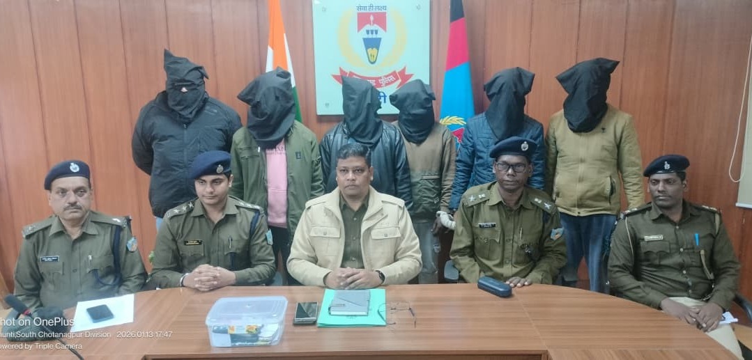 जमीन को लेकर हुई पहड़ा राजा सोमा मुंडा की हत्या, खूंटी पुलिस का खुलासा,7 अभियुक्त गिरफ्तार