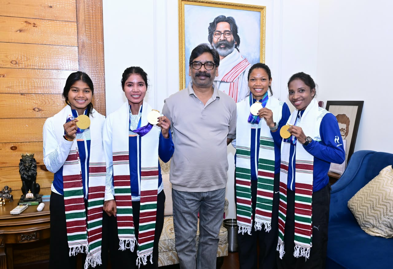 एशियन गेम्स में स्वर्ण जीतने वाली झारखंड की हॉकी खिलाड़ियों से मिले सीएम हेमंत सोरेन