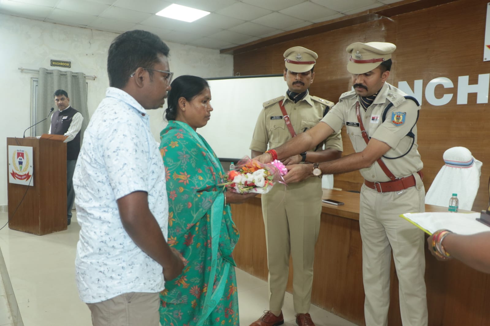 शहीद संस्मरण दिवस पर वीर शहीद पुलिसकर्मियों को दी गई भावभीनी श्रद्धांजलि, परिजनों को किया गया सम्मानित