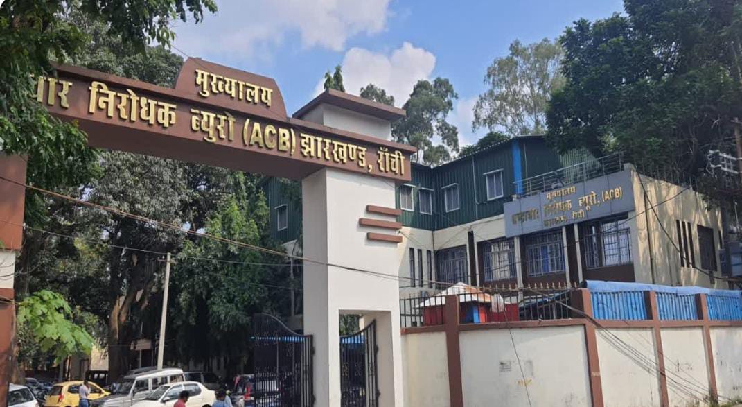 दो लाख नकद और चार डिसमिल जमीन की मांग का आरोप, 50 हजार रिश्वत लेते अमीन गिरफ्तार