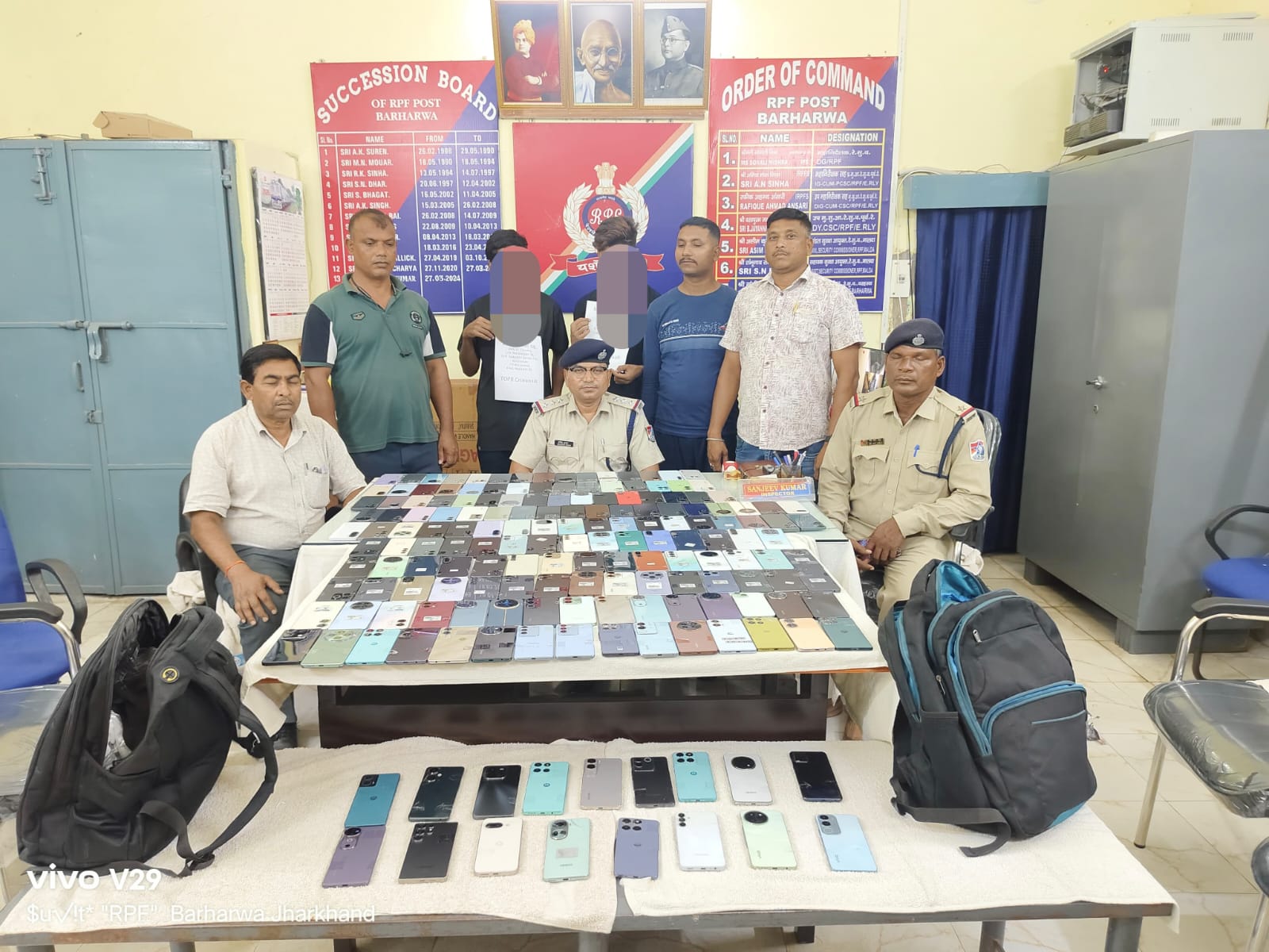 मालदा मंडल की बरहरवा आरपीएफ ने वनांचल एक्सप्रेस से 58.95 लाख रुपये मूल्य के 174 संदिग्ध चोरी के मोबाइल फोन किया जप्त, जीआरपी को सौंपा 