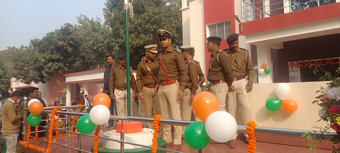 गणतंत्र दिवस के अवसर पर फहराया तिरंगा झंडा