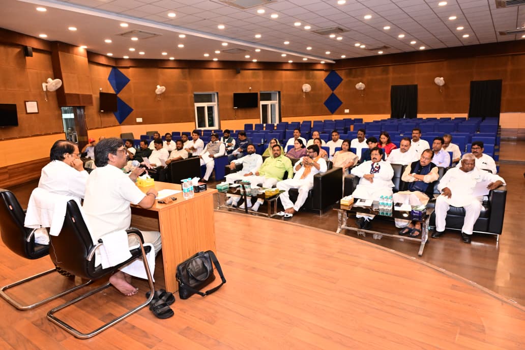 मॉनसून सत्र को लेकर मुख्यमंत्री हेमन्त सोरेन ने की सत्ता पक्ष के मंत्रियों-विधायकों के साथ रणनीतिक बैठक
