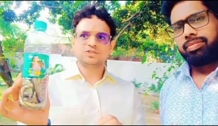 उपायुक्त आवास से ब्रॉन्ज-बैक ट्री स्नेक का सुरक्षित रेस्क्यू