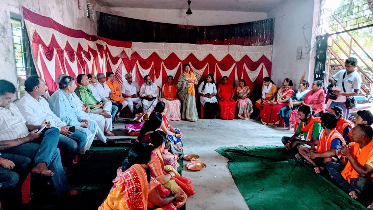 दुर्गावाहिनी ने बाँधी स्वच्छताकर्मियों को राखी