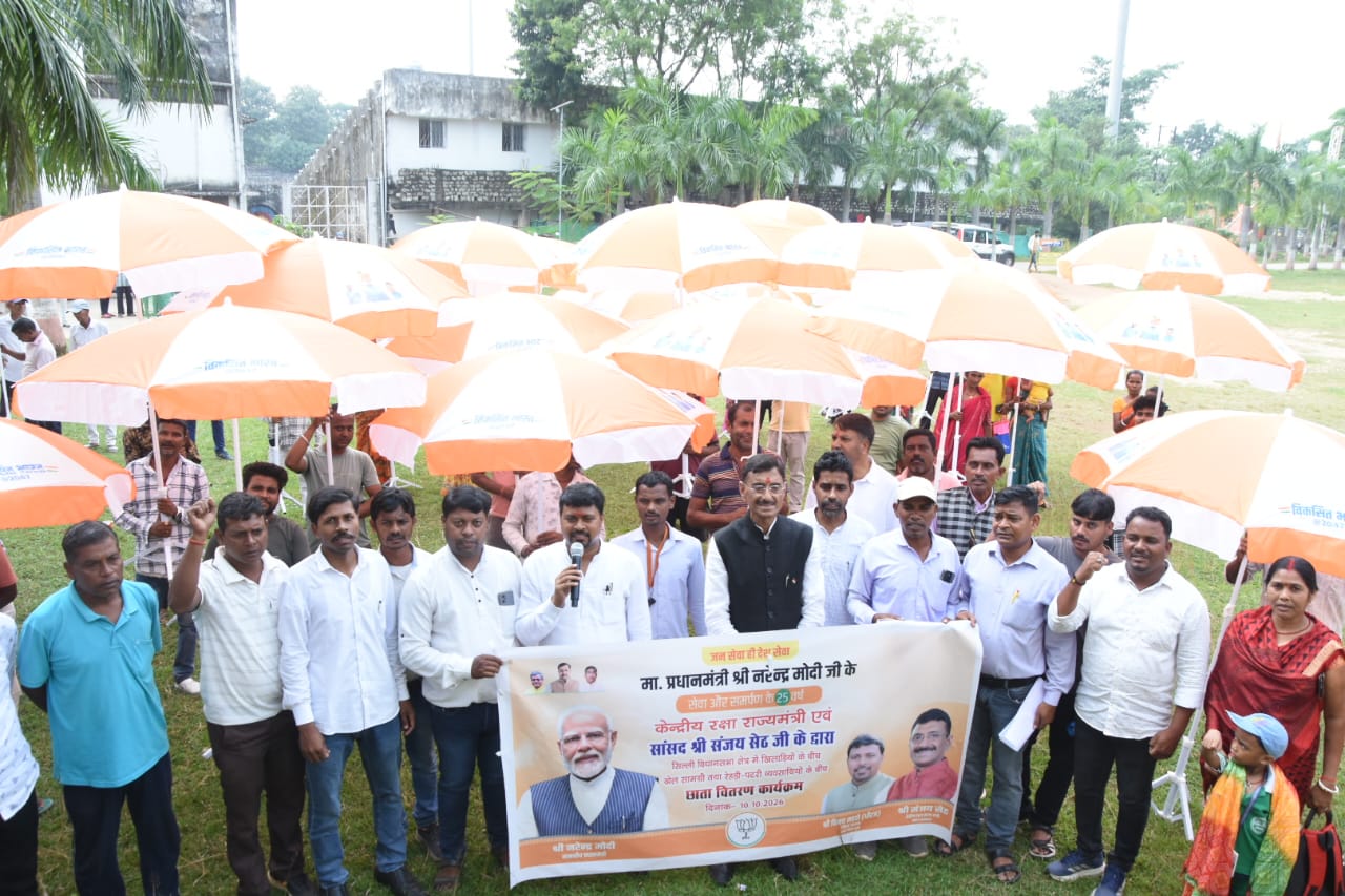 सिल्ली में खिलाड़ियों को फुटबॉल-नेट और दुकानदारों को छाता वितरित