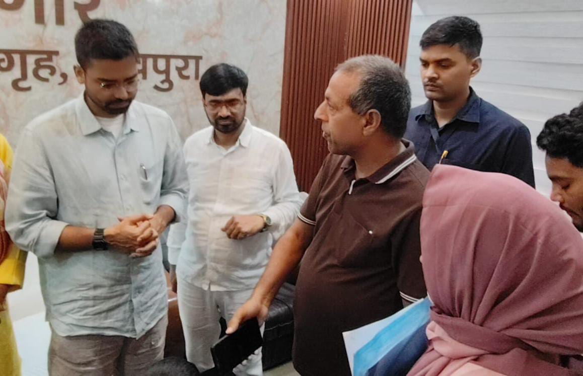 रिश्वत लेकर म्यूटेशन पास, शेखपुरा के सीओ शंभू कुमार के खिलाफ आरटीआई एक्टिविस्ट का मोर्चा, मंत्री-सांसद को सौंपा ज्ञापन