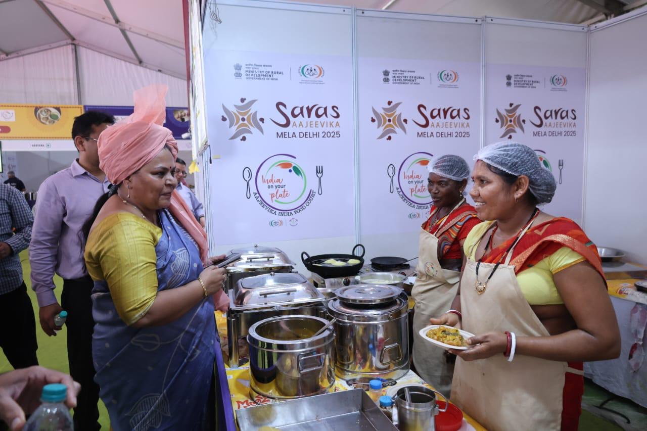 झारखंड की ग्रामीण महिलाओं को प्रोत्साहित करने सरस मेला दिल्ली पहुँची मंत्री दीपिका पाण्डेय सिंह