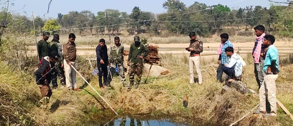 हरिहर महतो की निर्मम हत्या में इस्तेमाल की गई धारदार हथियार और मृतक के कपड़े पुलिस ने किया बरामद ।
