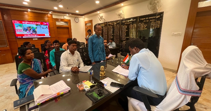 जनता दरबार में डीसी ने सुनीं फरियाद, दिव्यांग को मिली इलेक्ट्रिक ट्राईसाइकिल