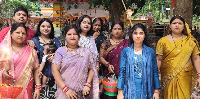 सावन के तीसरे सोमवार पर शिवालयों में उमड़ा आस्था का सैलाब, स्वर्णरेखा जल से हुआ भोलेनाथ का अभिषेक
