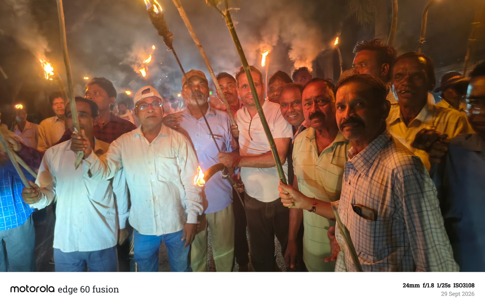 मशाल की रोशनी में गूंजे आंदोलनकारियों के नारे, बंद को सफल बनाने की अपील