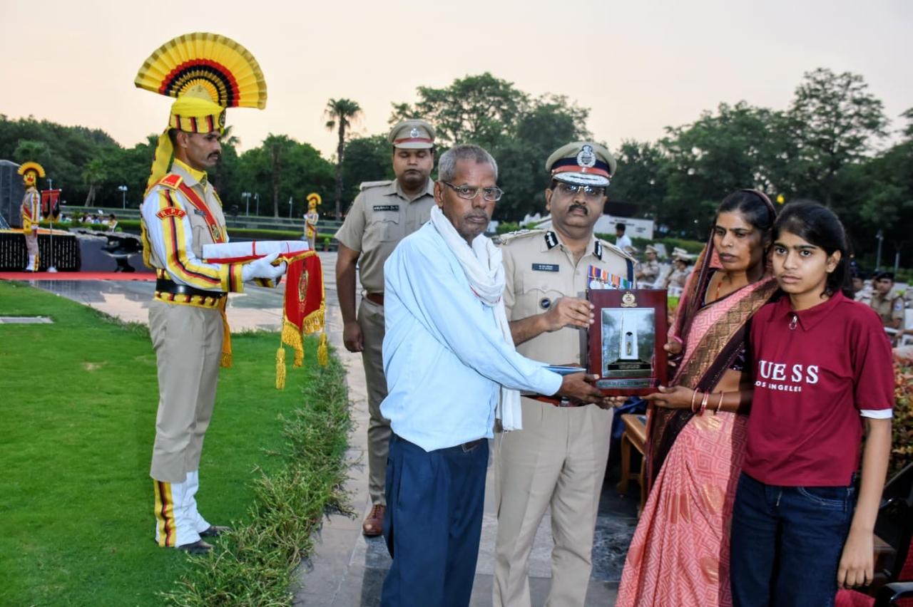 एक नायक की विरासत: पूर्व रेलवे ने दी श्रद्धांजलि, दिवंगत निरीक्षक ओम प्रकाश मीणा के सर्वोच्च बलिदान को किया नमन