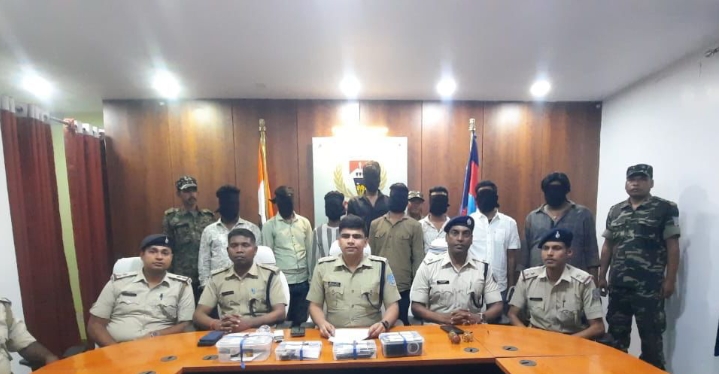 अपराध की योजना बनाते हुए 3 अवैध हथियार के साथ 8 अपराधकर्मी गिरफ्तार