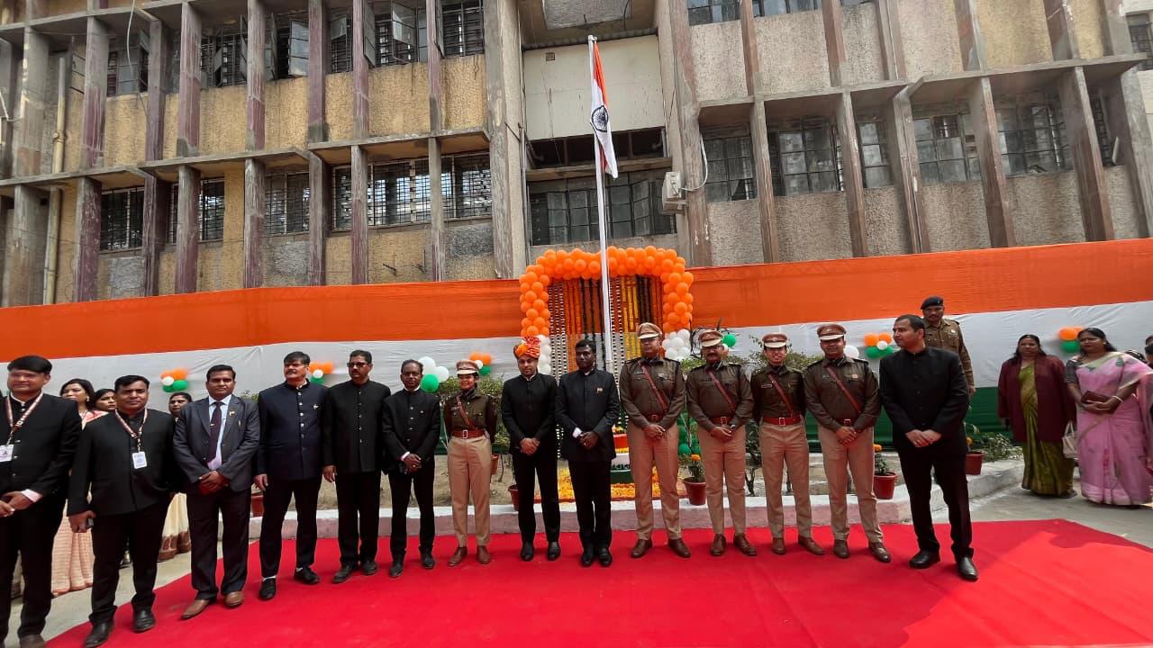 जिला दंडाधिकारी -सह- उपायुक्त रांची, मंजूनाथ भजन्त्री द्वारा भू-बंदोबस्त कार्यालय रांची में किया झण्डोत्तोलन 