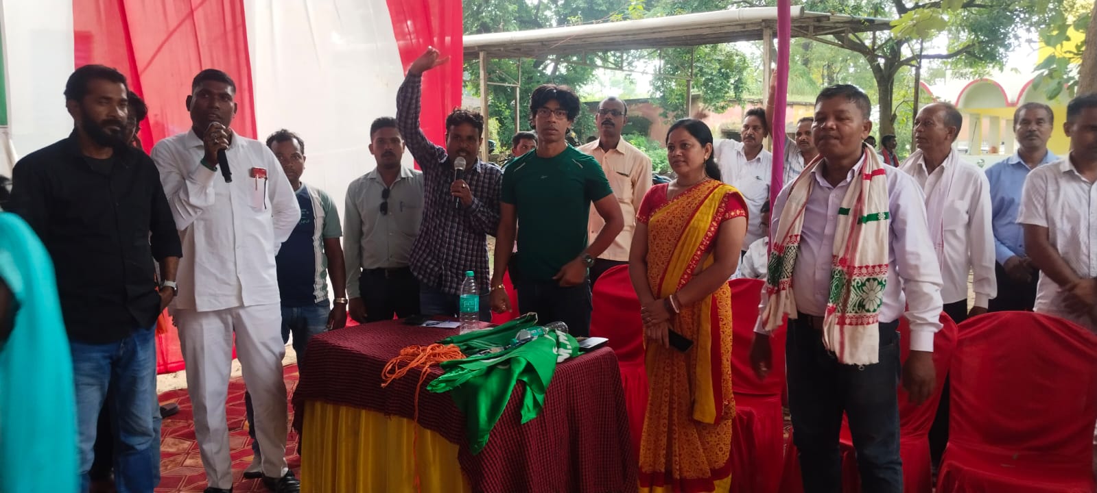 खनिज संशोधन अधिनियम के खिलाफ झामुमो ने प्रखंड कार्यालय के समक्ष विरोध प्रदर्शन के समक्ष विरोध प्रदर्शन किया , राष्ट्रपति के नाम सौंपा ज्ञापन