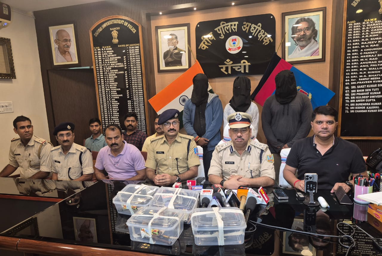 जिम ट्रेनर ने कर्ज उतारने के लिए दोस्तो के साथ फायरिंग कर स्कूल जा रही बच्ची का किया अपहरण