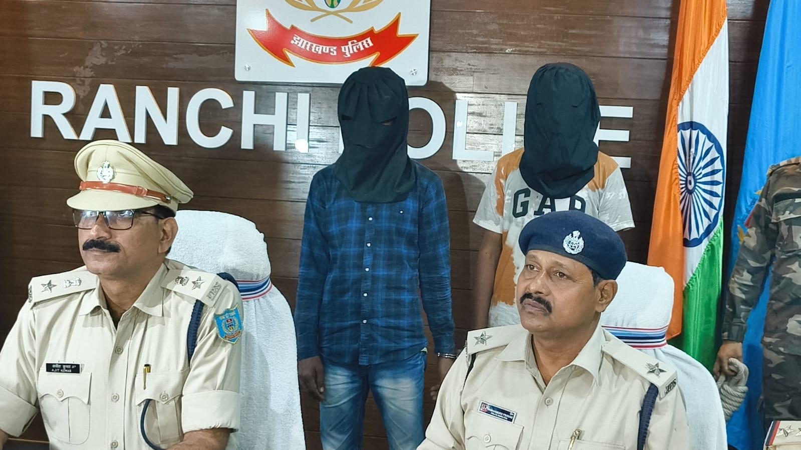 चैन छीनतई गिरोह के दो अभियुक्त गिरफ्तार, सोने का चैन बरामद
