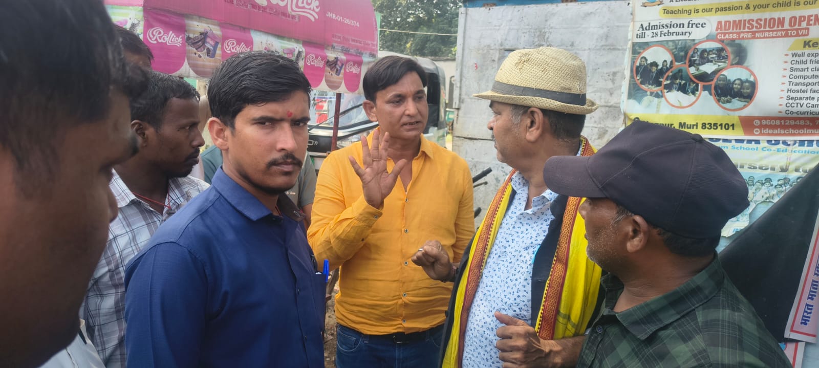 जर्जर सड़क और मुआवजे की मांग को लेकर ग्रामीणों ने किया सड़क जाम